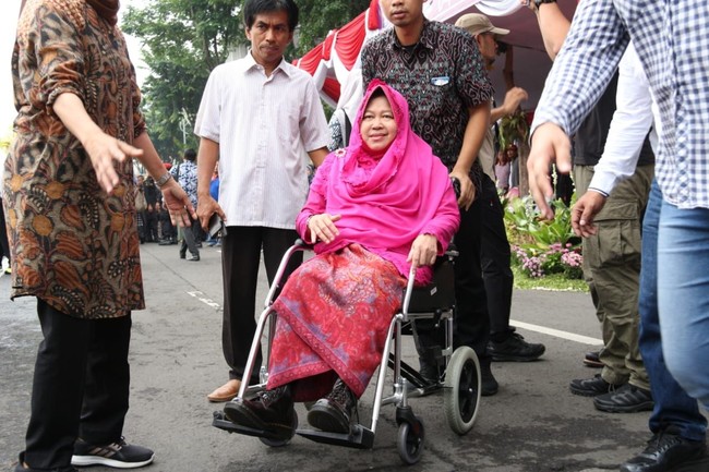 Terlebih, sepatu Dr Martens pilihan Risma memang dirancang memiliki bantalan yang empuk, sehingga pas untuk pengguna yang sedang memulihkan kakinya usai luka.  Foto: Dok. Hilda Meilisa Rinanda/Detikcom