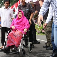 Terlebih, sepatu Dr Martens pilihan Risma memang dirancang memiliki bantalan yang empuk, sehingga pas untuk pengguna yang sedang memulihkan kakinya usai luka.  Foto: Dok. Hilda Meilisa Rinanda/Detikcom