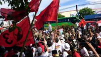 Bendera PDIP berkibar mengiringi Jokowi. M Iqbal/detikcom.