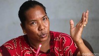 Sri Wahyuni memberikan penjelasan terkait penjaulan biji pala.