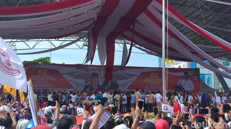 Tutup Kampanye Akbar di Makassar, Prabowo Diarak ke Tengah Massa Tutup Kampanye Akbar di Makassar, Prabowo Diarak ke Tengah Massa
