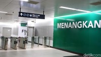 Tak terlihat adanya sampah di pintu masuk stasiun.