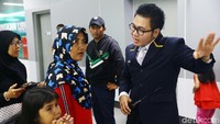 Petugas memberikan pengarahan tata cara menaiki MRT Jakarta.