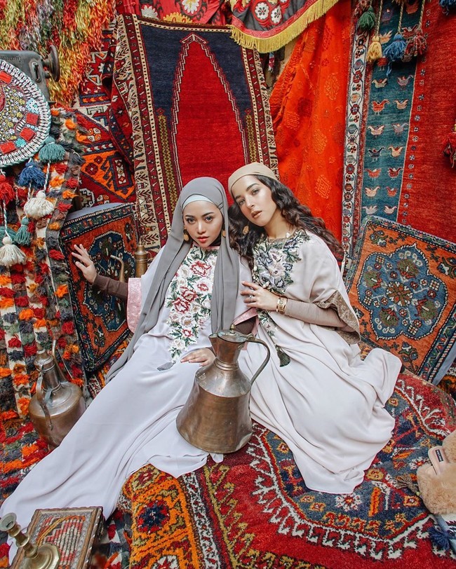 Saat melakukan traveling ke Turki, Rachel Vennya terlihat menawan memakai busana musim dingin. Permainan outerwear memang sangat cocok untuk hijabers. Foto: Dok. Instagram @rachelvennya