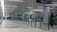 Di dalam stasiun juga bersih.