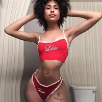 Orang-orang berbagi kegagalan edit foto yang mereka temui secara online. Salah satunya adalah wanita ini. Begitu inginnya terlihat langsing, ia rasanya tak sadar jika latar fotonya ikut bergelombang demi pinggang kecilnya.Foto: Ist.