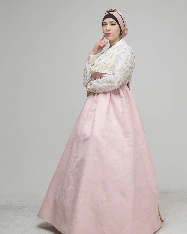 Ini gaya feminin Kim Miso saat memakai hanbok yang merupakan baju tradisional Korea. Ia memilih hanbok warna merah muda disesuaikan dengan kerudungnya dengan pilihan palet dasar serupa. Sungguh cantik. Foto: Dok. Instagram @kimmiso1194