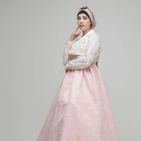 Ini gaya feminin Kim Miso saat memakai hanbok yang merupakan baju tradisional Korea. Ia memilih hanbok warna merah muda disesuaikan dengan kerudungnya dengan pilihan palet dasar serupa. Sungguh cantik. Foto: Dok. Instagram @kimmiso1194