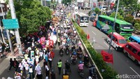 Jokowi diantar pendukungnya dari Alun-alun Kota Serang. M Iqbal/detikcom.