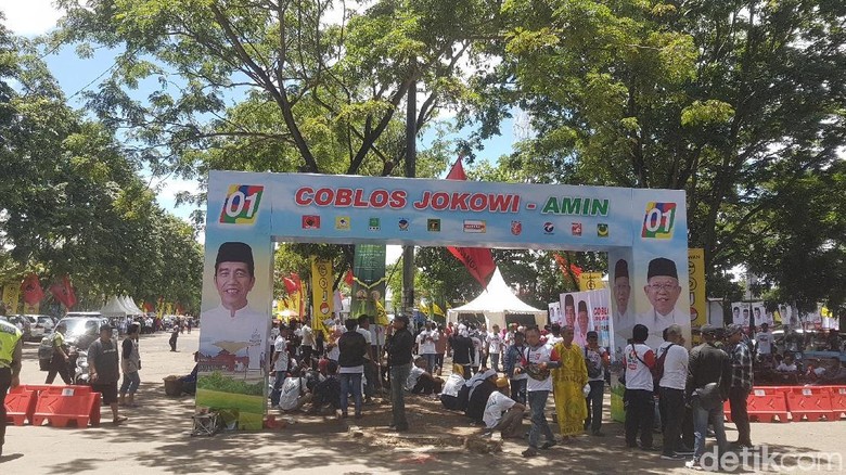Massa Pendukung Jokowi-Amin Mulai Padati Lokasi Kampanye Terbuka di Serang Massa Pendukung Jokowi-Amin Mulai Padati Lokasi Kampanye Terbuka di Serang