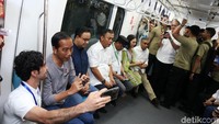 Jokowi sempat menjajal menaiki MRT Jakarta.