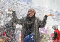 Cuma di Trans Snow World Bekasi Bisa Rasakan Hujan Salju
