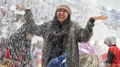 Serunya Bermain Salju di Trans Snow World Juanda