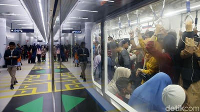 Warga Rela Antre Panjang Demi Naik MRT Jakarta