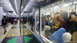 Warga Rela Antre Panjang Demi Naik MRT Jakarta
