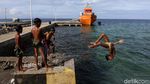 Potret Anak-anak Madopolo Bermain di Laut