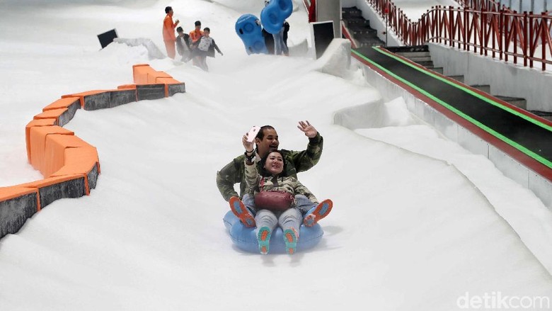 Wahana salju Trans Snow World Juanda di Bekasi telah resmi dibuka. Di tempat tersebut, traveler bisa mengajak keluarga seru-seruan bermain salju.