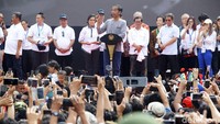 Jokowi juga meminta warga yang menggunakan MRT untuk tertib dan antre. Dia tak mau ada yang berdesak-desakan karena juga berbahaya.