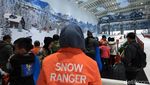 Foto Seru Main Salju di Trans Snow World Juanda Bekasi
