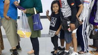 Seorang anak ikut antre naik MRT.