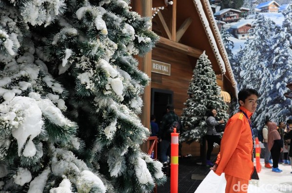 Bagi traveler yang ingin bermain ski atau sledge ride, perlu menyewa peralatan Rp 30 ribu hingga Rp 100 ribu untuk sewa alat ski dan lainnya (Randy/detikcom) Bagi traveler yang ingin bermain ski atau sledge ride, perlu menyewa peralatan Rp 30 ribu hingga Rp 100 ribu untuk sewa alat ski dan lainnya (Randy/detikcom)