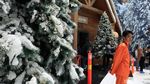 Foto Seru Main Salju di Trans Snow World Juanda Bekasi