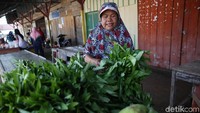 Bermacam sayur-mayur juga turut dijajakan di pasar ini.