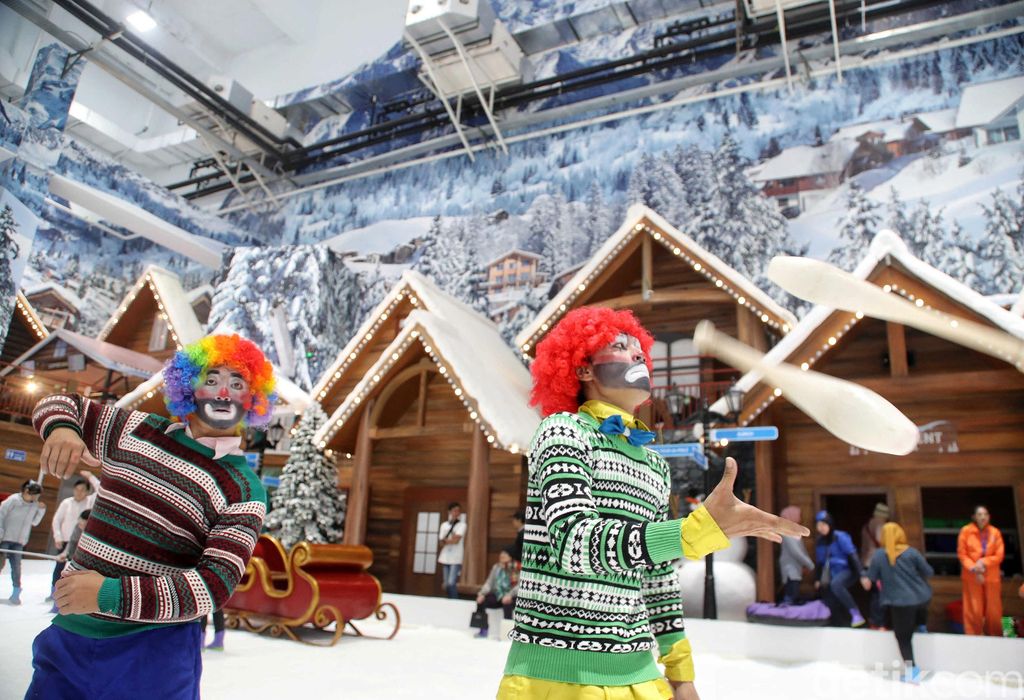 Wahana salju Trans Snow World Juanda di Bekasi telah resmi dibuka. Di tempat tersebut, traveler bisa mengajak keluarga seru-seruan bermain salju.