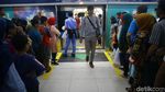 Warga Rela Antre Panjang Demi Naik MRT Jakarta