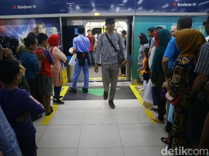 Naik MRT Masih Gratis, Tak Perlu Pakai Kartu