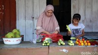 Di sini dijual hasil bumi seperti bayam, kangkung, cabai, jeruk, hingga bawang.