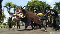 Atraksi kesenian daerah Ciamis juga tampil dalam prosesi kirab budaya (Dadang/detikcom)