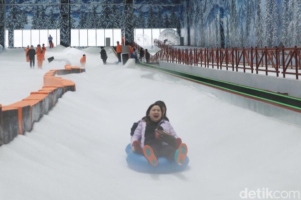 Harga tiket Snow World yakni Rp 200 ribu untuk weekday dan Rp 275 ribu untuk weekend. Bisa dibeli online atau on the spot (Randy/detikcom) Harga tiket Snow World yakni Rp 200 ribu untuk weekday dan Rp 275 ribu untuk weekend. Bisa dibeli online atau on the spot (Randy/detikcom)