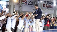 Sandiaga menyalami peserta Sragen YES 2019. Istimewa/Endah Dwi Ekowati.