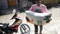 Setelah ditimbang, biji pala tersebut siap untuk dijual.