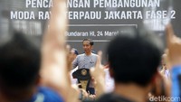Dalam peresmian itu, Jokowi tampak santai mengenakan baju kaus dan celana olahraga.