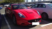Ferrari juga ikutan terparkir di kampus tersebut. Keren ya! Foto: Meeka Nasser