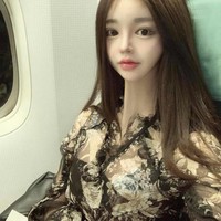 Leher jenjang memang jadi harapan banyak wanita. Asal jangan kepanjangan begini, ya. Foto: Ist.