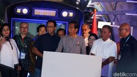 Presiden Jokowi didampingi Menteri Keuangan Sri Mulyani dan Gubernur DKI Jakarta Anies Baswedan meresmikan MRT Jakarta, Minggu (24/3/2019).