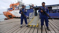 Mereka berjaga selama 24 jam guna memberikan rasa aman kepada para pegawai BRI, kru kapal, dan nasabah.