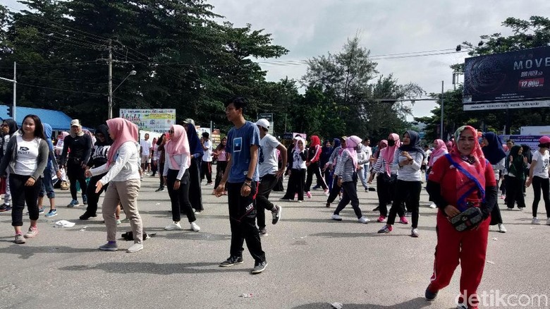 Emak-emak Pendukung Prabowo-Sandi Gelar Senam Akal Sehat Emak-emak Pendukung Prabowo-Sandi Gelar Senam Akal Sehat