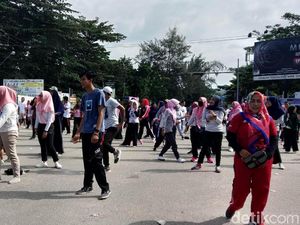 Emak-emak Pendukung Prabowo-Sandi Gelar Senam Akal Sehat