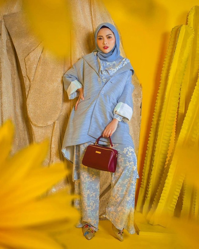 Ia sering memilih hijab pashmina berbahan sifon dengan paduan aksesori seperti anting dan bros. Ia pun kerap memadupadankan busana lamanya menjadi terlihat lebih sopan dan modis. Foto: Dok. Instagram @rachelvennya