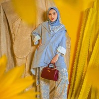 Ia sering memilih hijab pashmina berbahan sifon dengan paduan aksesori seperti anting dan bros. Ia pun kerap memadupadankan busana lamanya menjadi terlihat lebih sopan dan modis. Foto: Dok. Instagram @rachelvennya