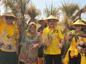Happy Banget Nih! Mayangsari Turun ke Sawah Bareng Keluarga Cendana