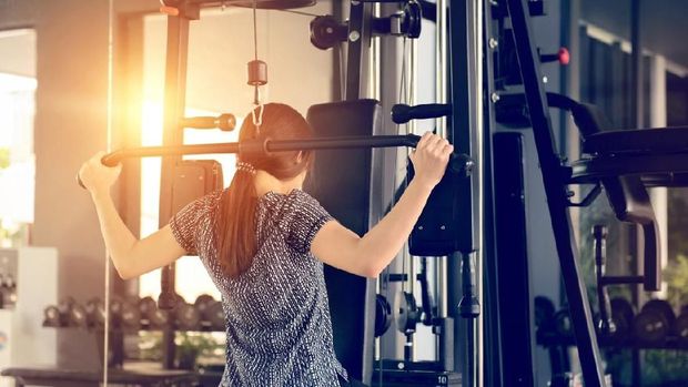 Pernah melihat alat seperti ini di gym? Namanya lat machine.