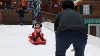 Seorang anak menikmati seluncuran salju di Trans Snow World Juanda. Ini adalah tempat wisata di Bekasi yang paling baru (Randy/detikcom) 