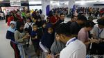 Warga Rela Antre Panjang Demi Naik MRT Jakarta