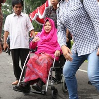 Pernah pula ia memakai kebaya berwarna pink terang yang dipadu dengan boots coklat tua bermerek Dr. Martens. Ini yang mesti didelok sepatu bootsku. Bu Risma kebayaan kok pake boots, kata Tri Rismaharini diiringi dengan gelak tawa ratusan masyarakat Surabaya yang hadir di sebuah acara di sekitar Tugu Pahlawan Surabaya, Minggu (24/3/2019). (Foto: Dok. Hilda Meilisa Rinanda/Detikcom)