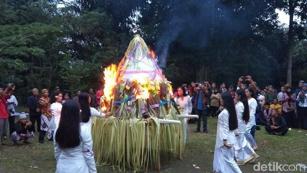 Selametan Puser Bumi di Bukit Tidar, Magelang. 